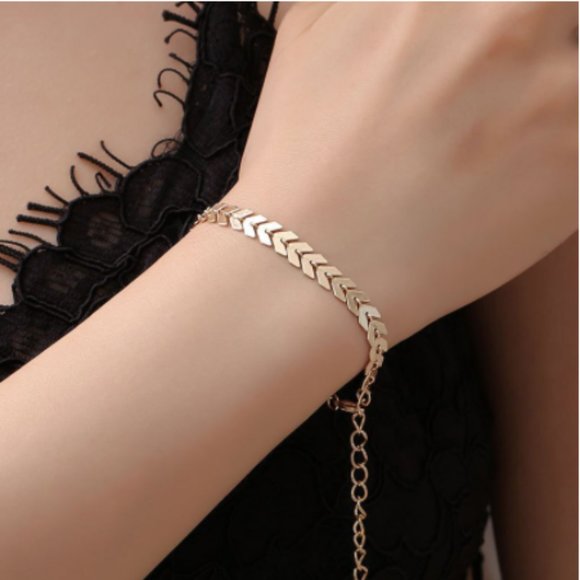 “Keep Moving Forward” Minimal Cute Arrow Bracelet - Picture 1 of 6